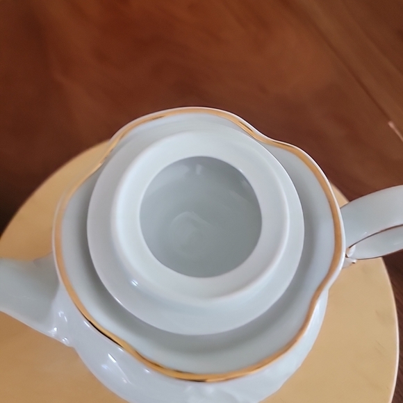 Royal Kent Poland Embossed White with Gold Trim Tea/Coffee/Chocolate P… - Picture 7 of 11